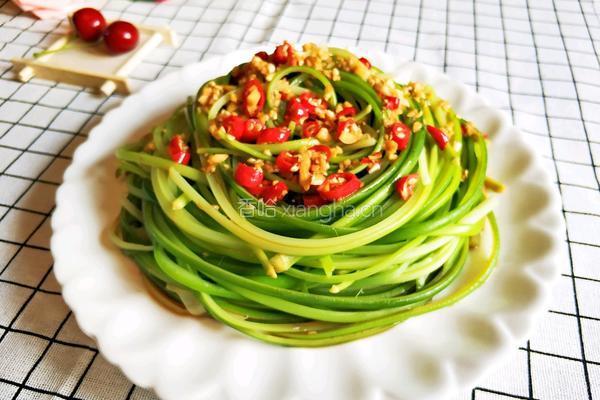 手撕蒜薹的做法图解1