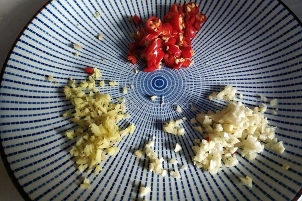 手撕蒜薹的做法图解3