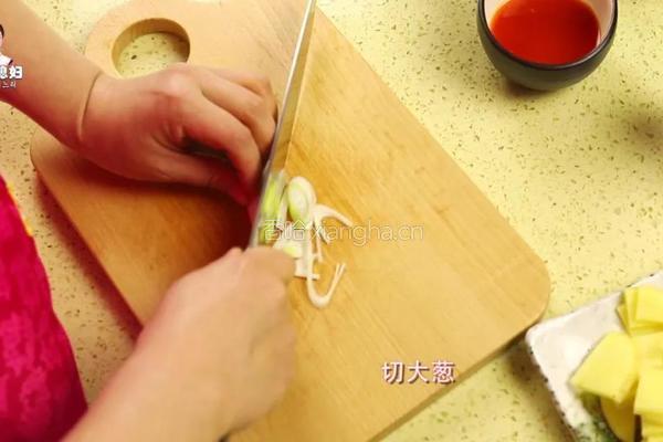 韩式辣白菜炒土豆片的做法图解1