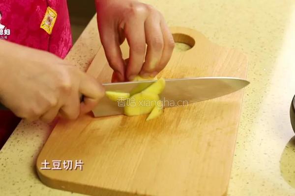 韩式辣白菜炒土豆片的做法图解2