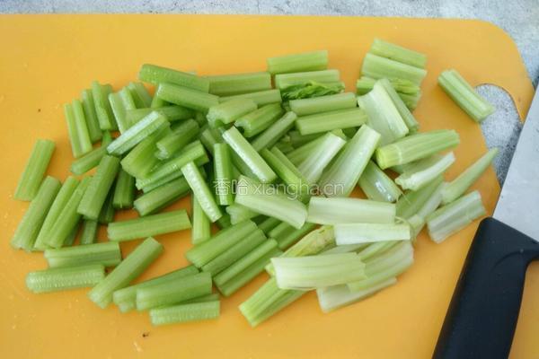 凉拌芹菜虾仁的做法图解1