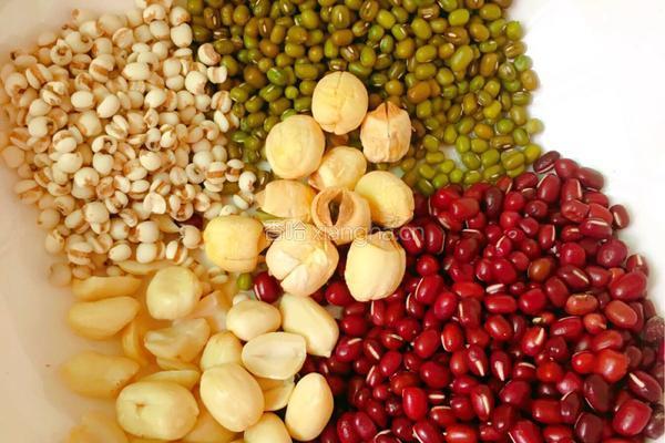 红豆薏米莲子汤（快速便捷版）的做法图解1