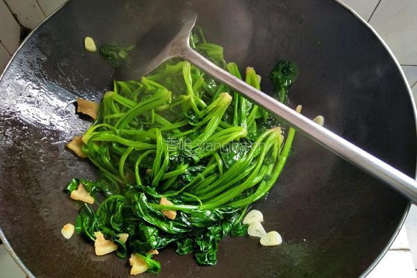 猪油渣炒菠菜的做法图解6
