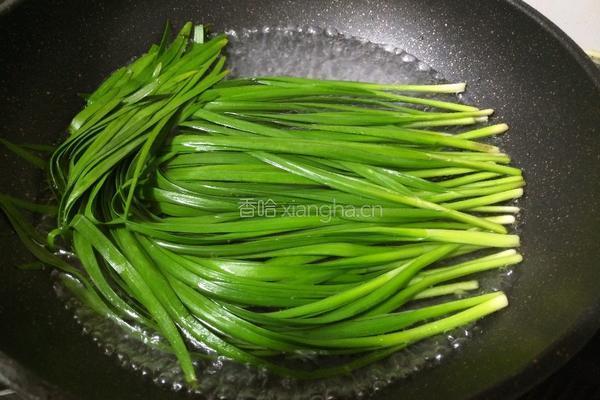 凉拌韭菜结的做法图解2