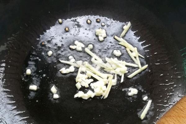 紫甘蓝炒玉米粒的做法图解3