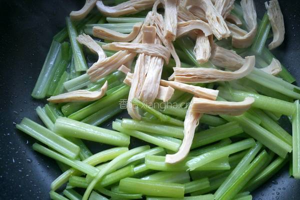 芹菜炒腐竹的做法图解11