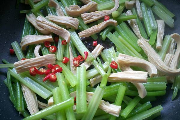 芹菜炒腐竹的做法图解12