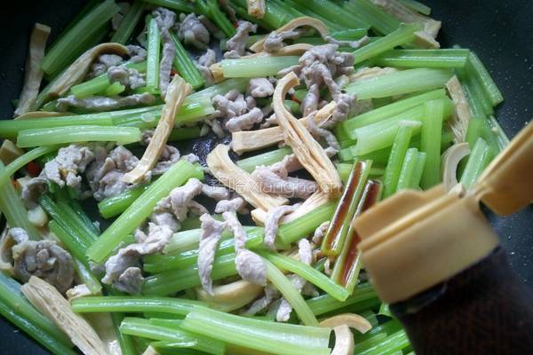 芹菜炒腐竹的做法图解14