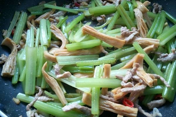 芹菜炒腐竹的做法图解16