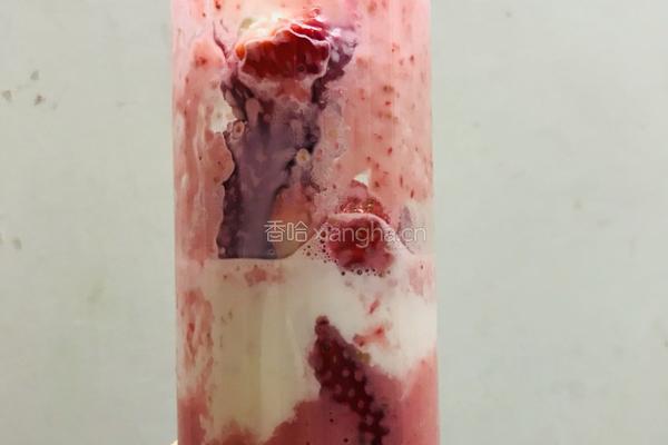 鲜榨草莓奶昔的做法图解3
