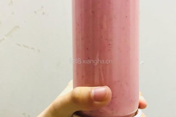 鲜榨草莓奶昔的做法图解4