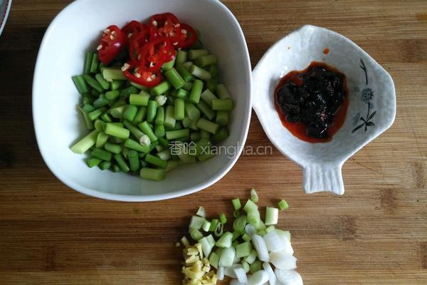 蒜薹煎凉粉的做法图解2