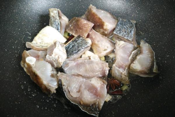 酱焖腊鱼块的做法图解4