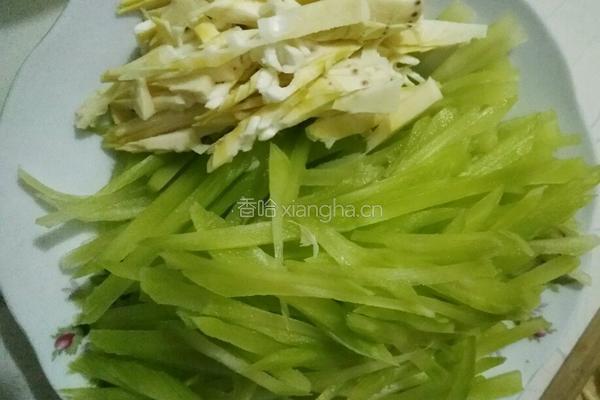 莴苣炒笋的做法图解2