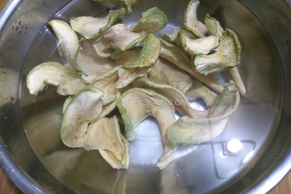 油辣萝卜丁的做法图解1