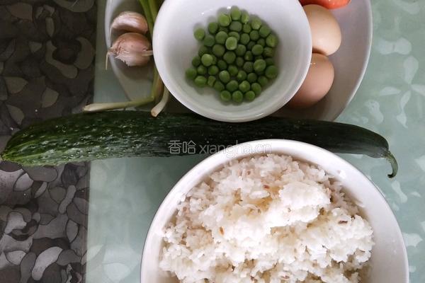 什锦炒饭的做法图解1