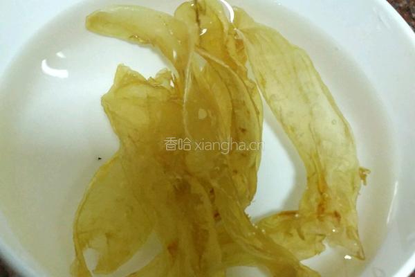 花胶洋参炖猪腱的做法图解2