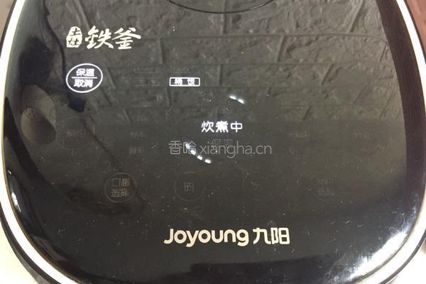红糖小米鸡蛋粥的做法图解3