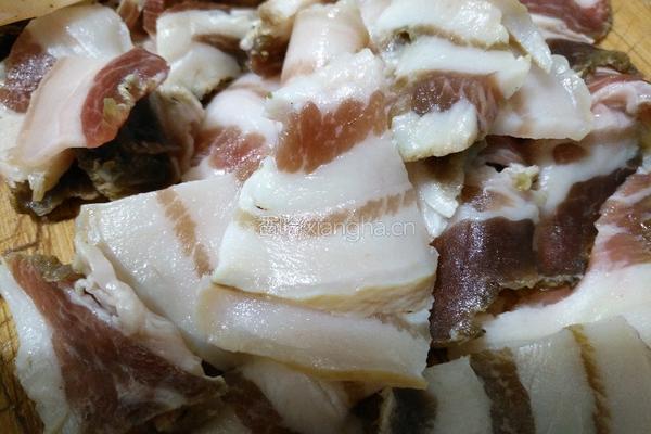 萝卜条蒸腊肉的做法图解2