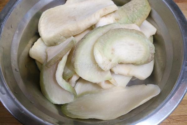 萝卜条蒸腊肉的做法图解3