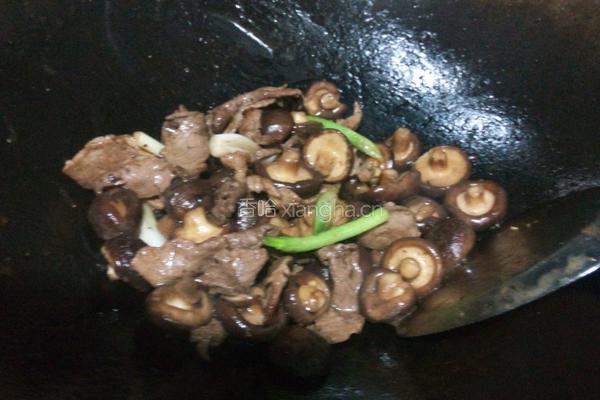 香菇炒肉的做法图解3