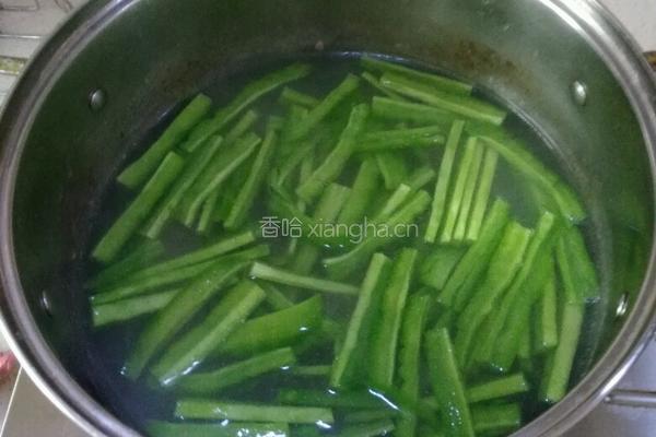 柿子椒炒苦瓜的做法图解6