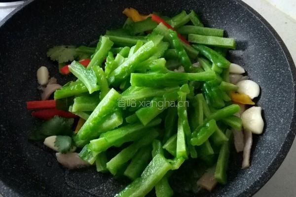 柿子椒炒苦瓜的做法图解8