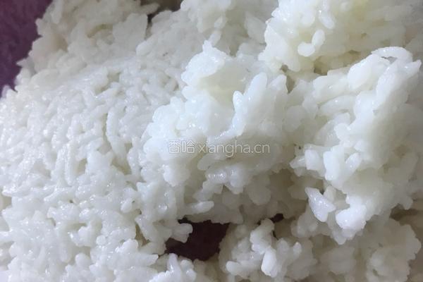 火腿肠蛋炒饭的做法图解1