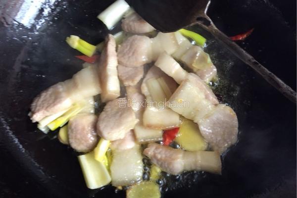 五花肉炖藕的做法图解3