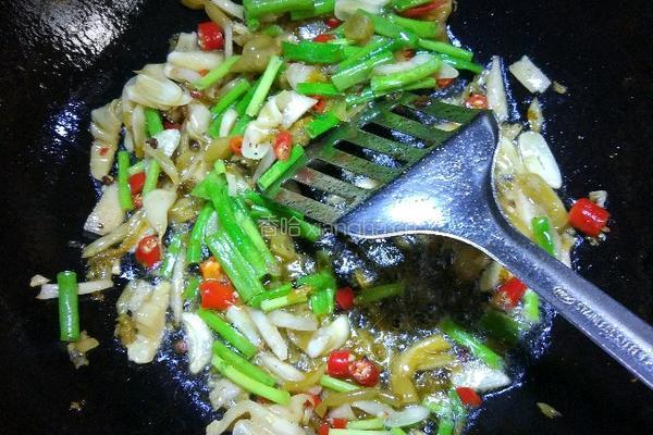 六耳韭炒蚬子肉的做法图解3