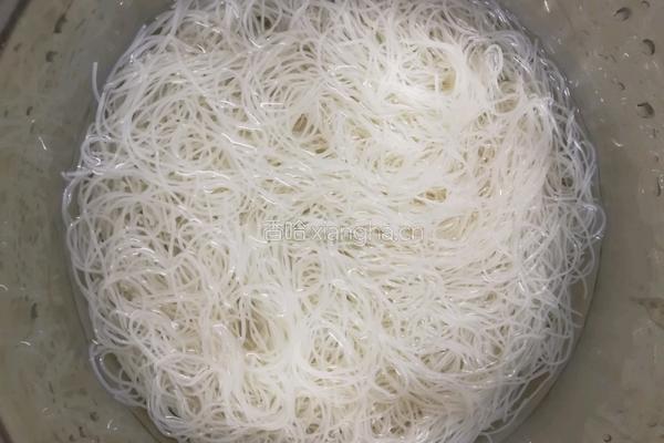 玉米鸡蛋炒米粉的做法图解1