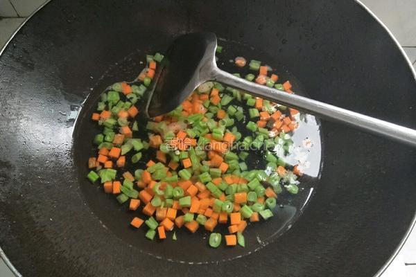 黄金杂蔬炒饭的做法图解3