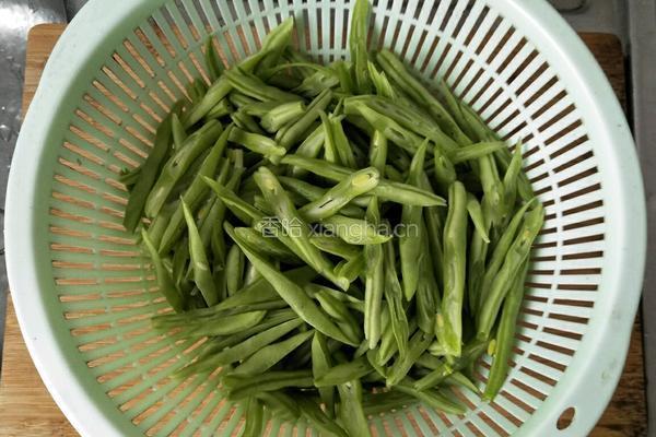 腊肉炒四季豆的做法图解1