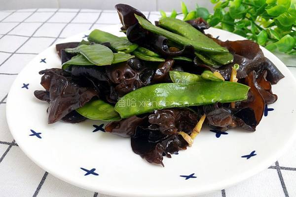 荷兰豆炒黑木耳的做法图解1