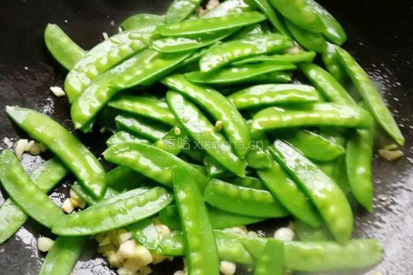 紫甘蓝炒荷兰豆的做法图解8
