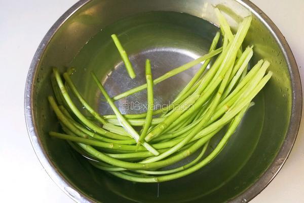 椒盐咸肉炒芦蒿的做法图解1