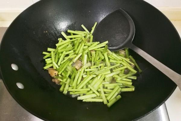 椒盐咸肉炒芦蒿的做法图解7