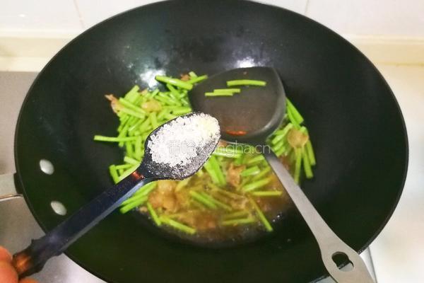 椒盐咸肉炒芦蒿的做法图解9