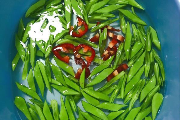扁豆炒双肠的做法图解1