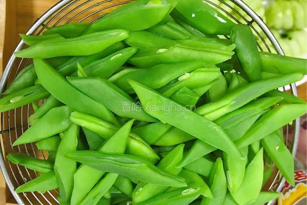 扁豆炒双肠的做法图解2