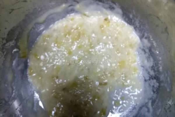 香蕉松饼的做法图解1