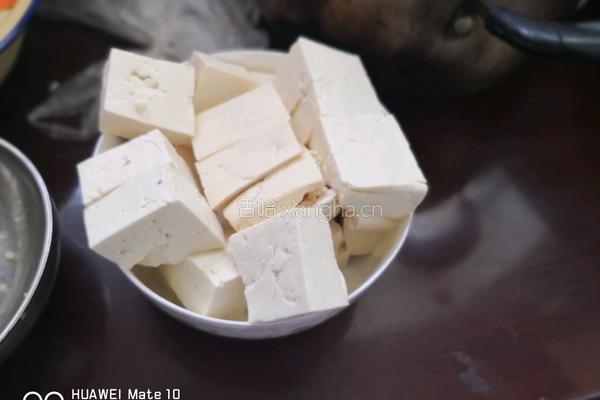鲤鱼子焖豆腐的做法图解2