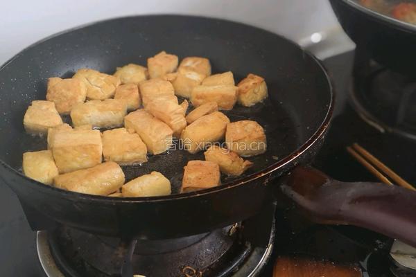 鲤鱼子焖豆腐的做法图解3