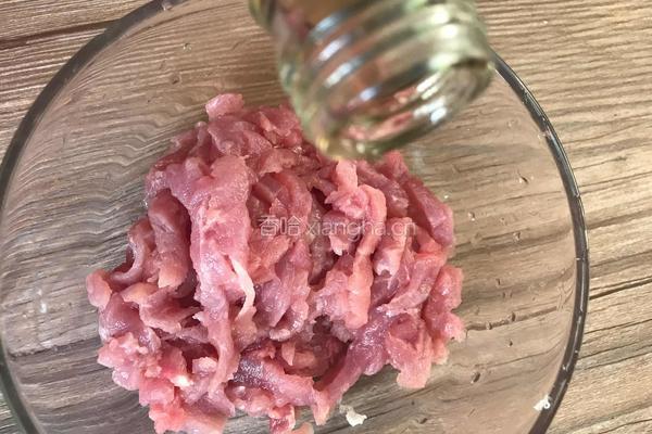 菠菜梗炒肉的做法图解2