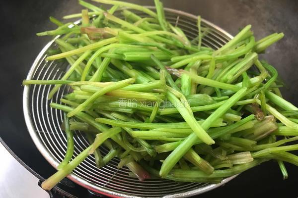 菠菜梗炒肉的做法图解4