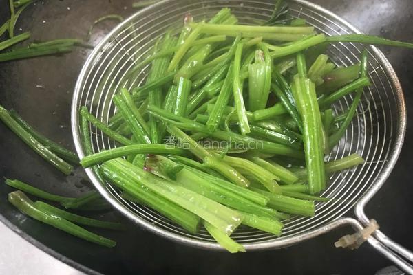 蒜香菠菜梗的做法图解4