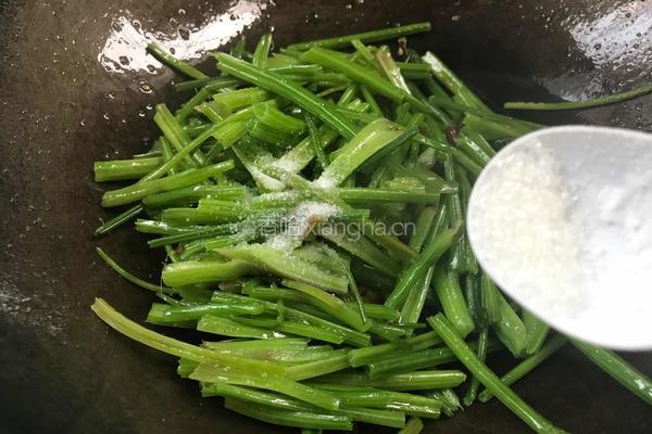 蒜香菠菜梗的做法图解7