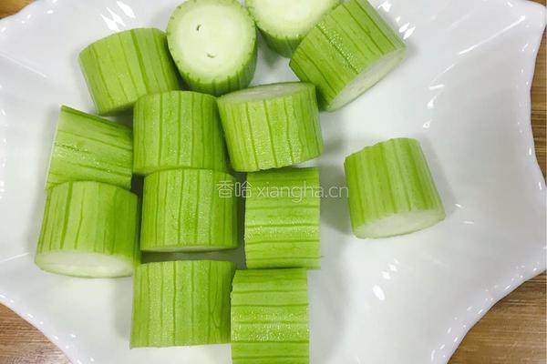 毛豆炒丝瓜的做法图解1