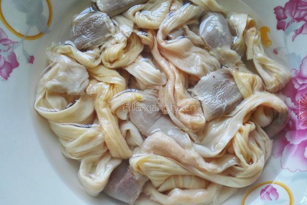 五香鸭板肠的做法图解1