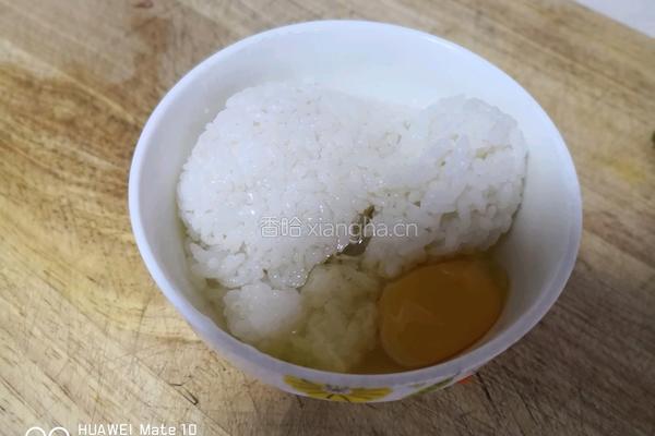 米饭鸡蛋饼的做法图解1